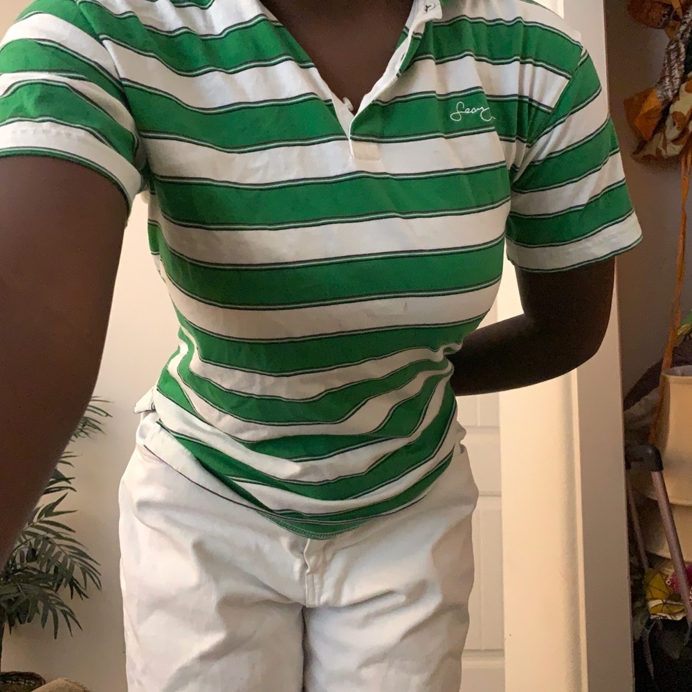 White/green collar tee